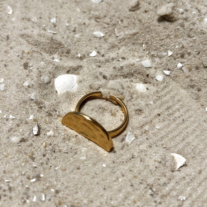 Anel Meia Esfera Martelado Ouro